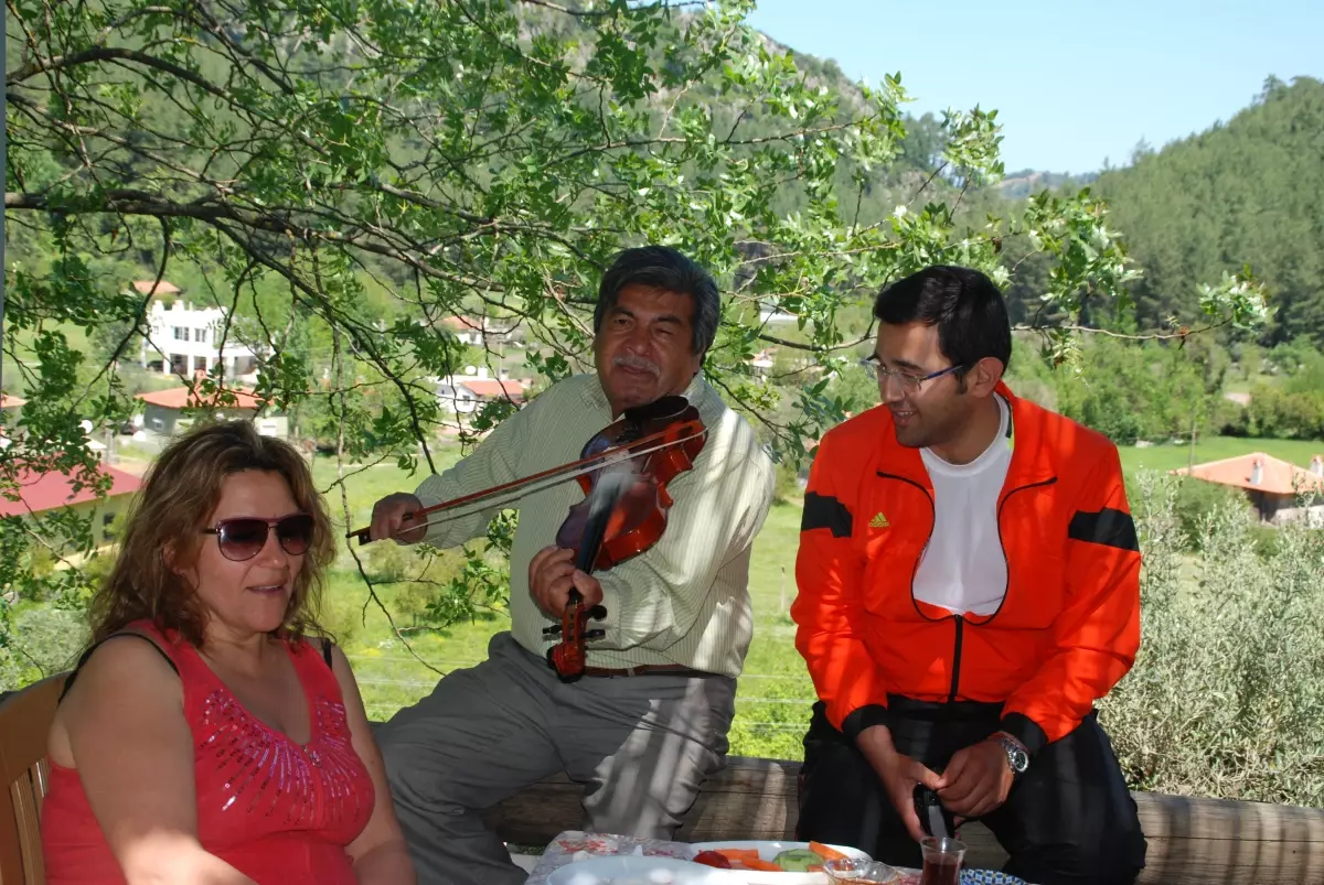 Keman Eşliğinde Köy Kahvaltısı