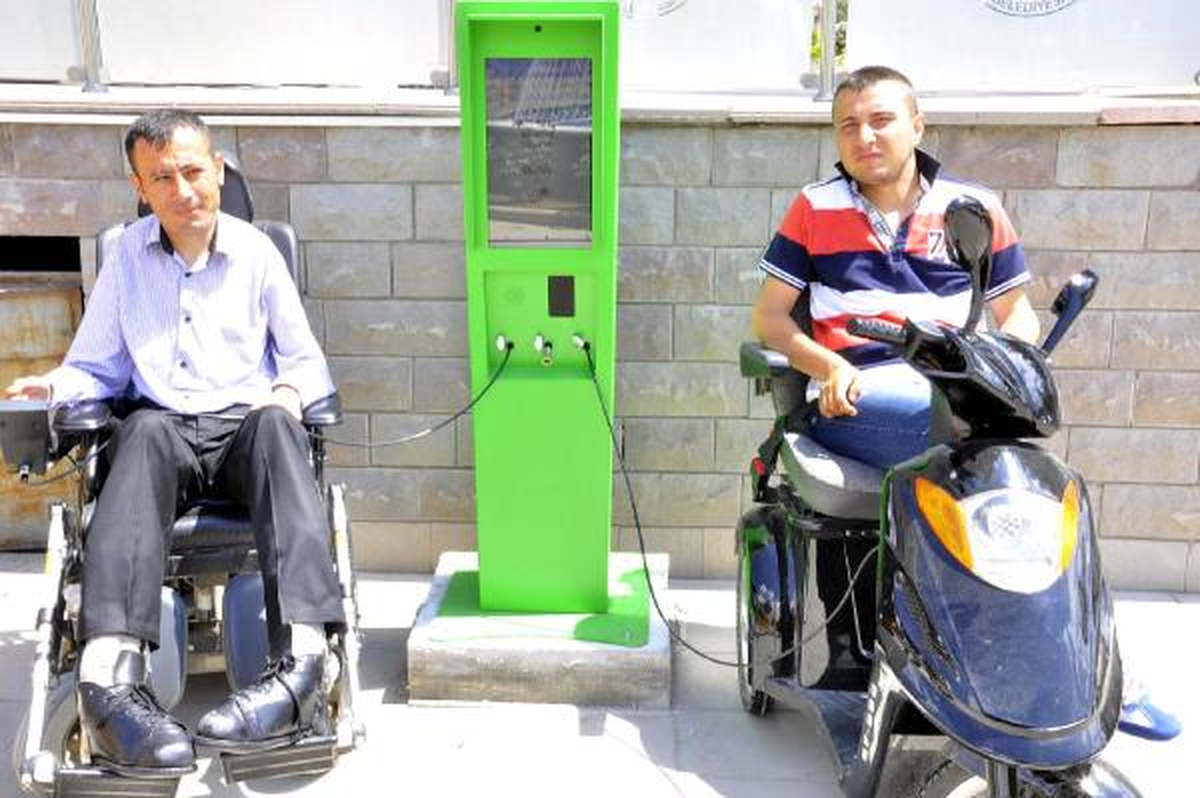 Engelliler İçin Akülü Araç Şarj Makinesi