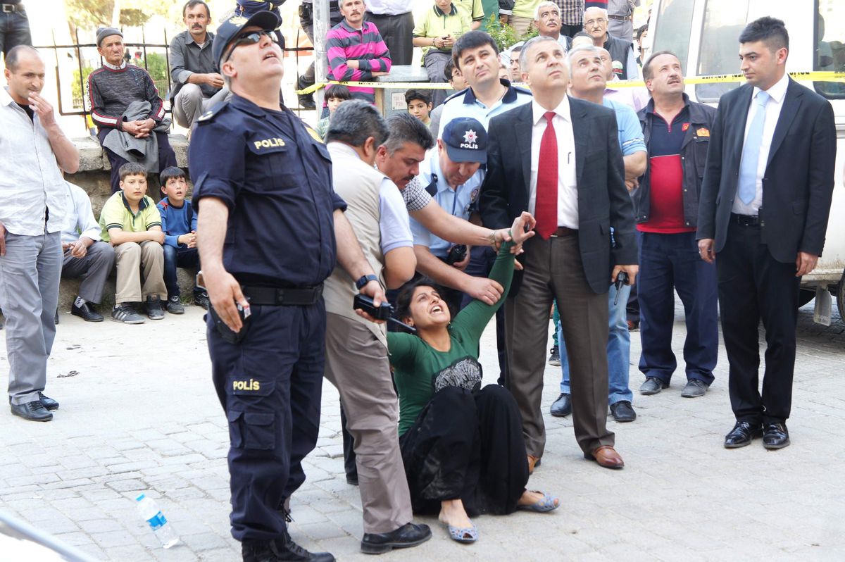 Koruma Kararı Bulunan Eşi ile Görüşemeyince Çatıya Çıktı