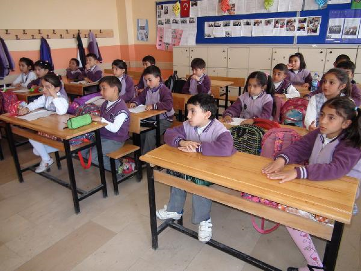 Öğrencilerin Eski Sıraları Yenileniyor