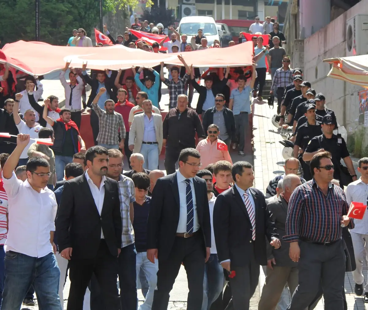 Öcalan\'ın Maketi Önce Asıldı, Ardından Yakıldı