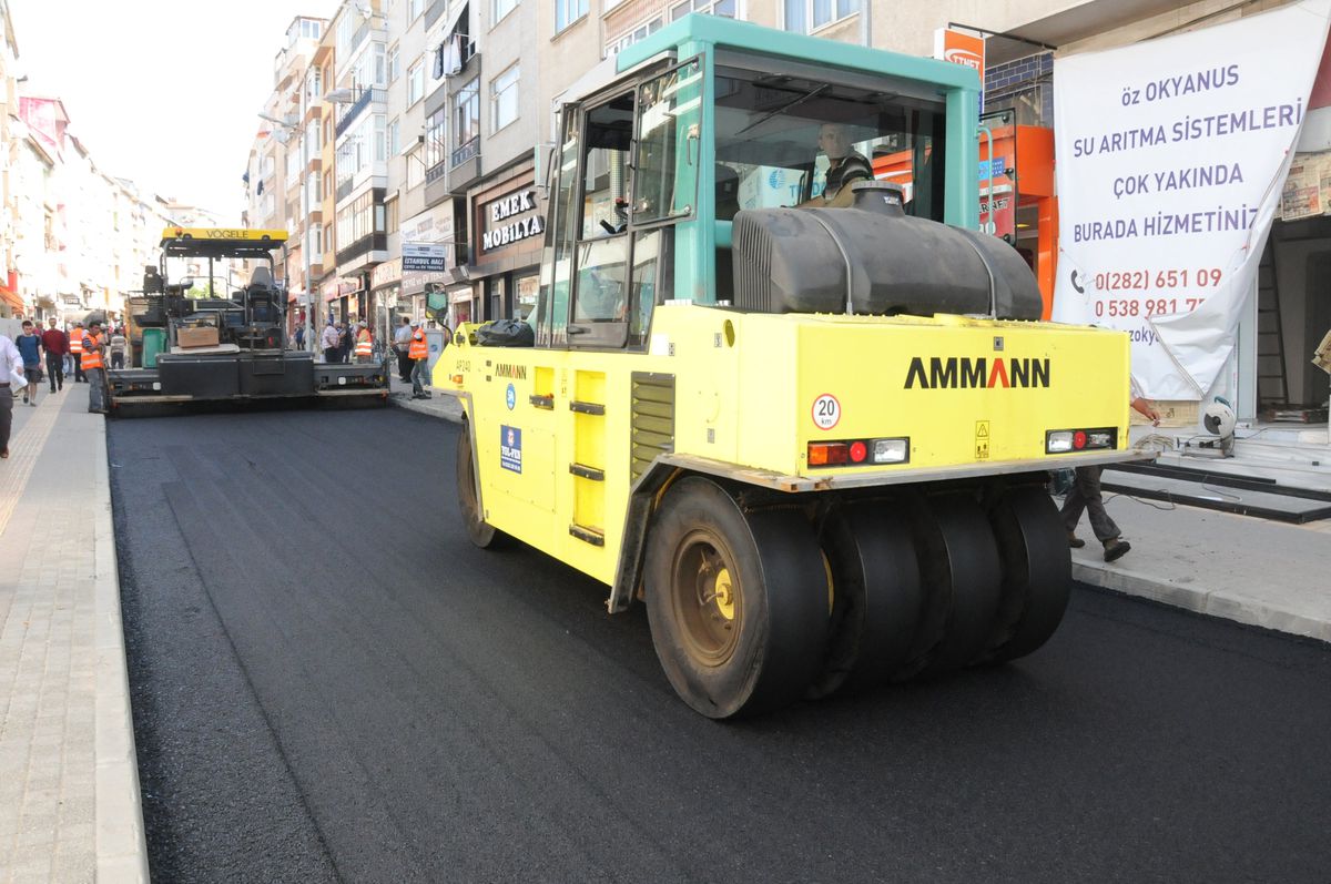 Şehit Teğmen Yavuzer Caddesi\'ne Aşınma Tabakası Serildi