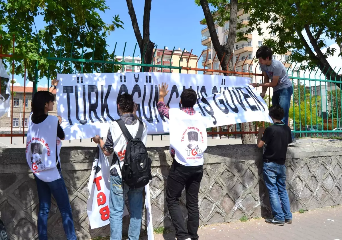 Tgb Üyeleri \'Türk, Öğün! Çalış! Güven!\' Yazısının Kaldırılmasına Tepki Gösterdi