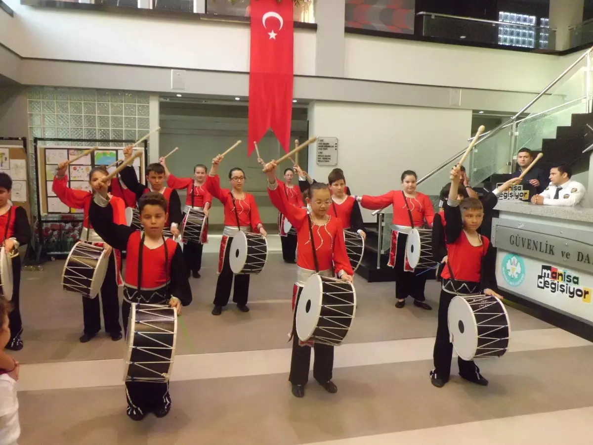 Ülkem Koleji Öğrencilerinden Resim Sergisi