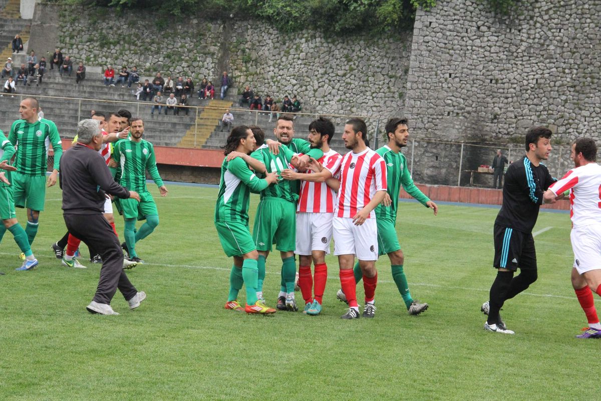 Bal Lgigi Maçında Saha Karıştı