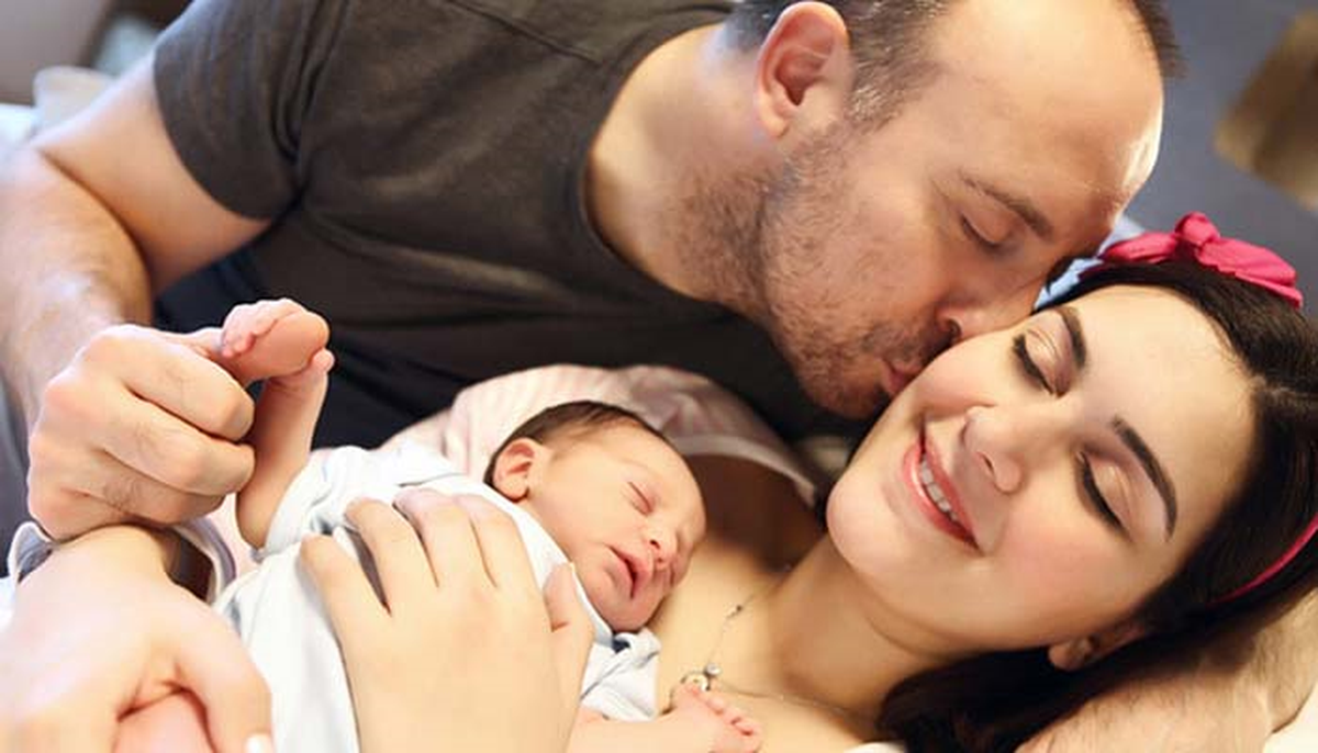 Bergüzar Korel\'e Teselli Öpücüğü