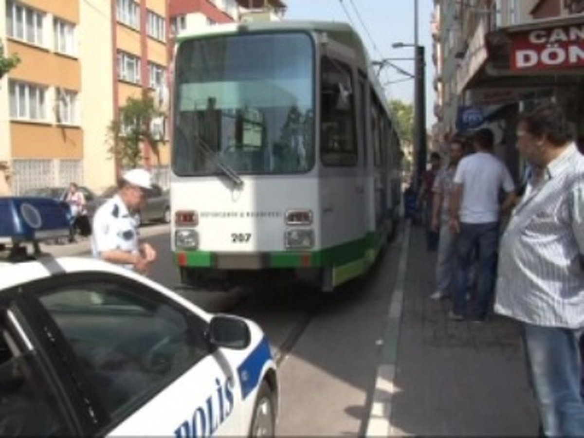 Çantası Takılınca Tramvayın Altında Kaldı