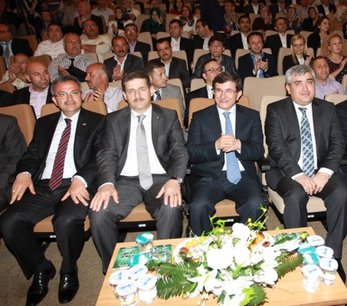 Davutoğlu\'ndan Övgü Dolu Sözler