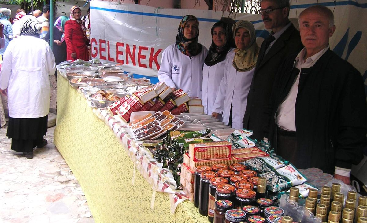 Muhtaçlar Yararına Kermes Açıldı