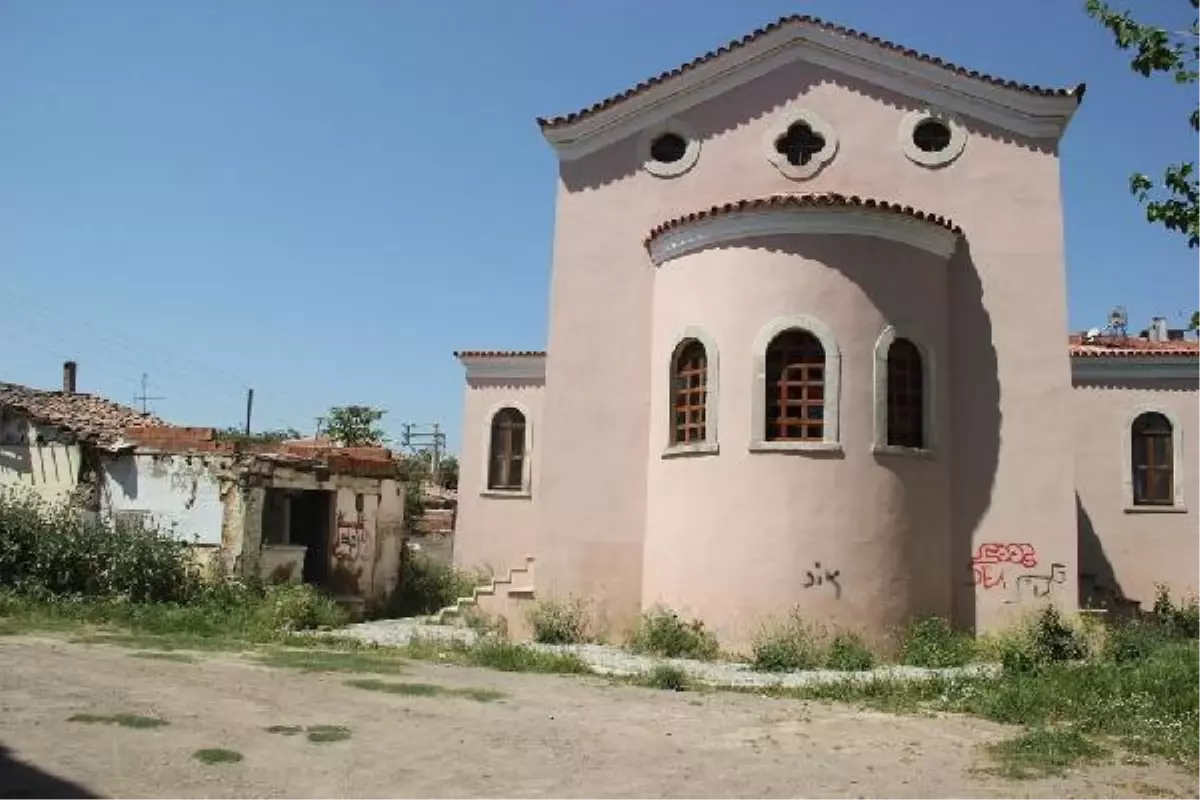 Restore Edilen Tarihi Kilise Tinercilere Kaldı