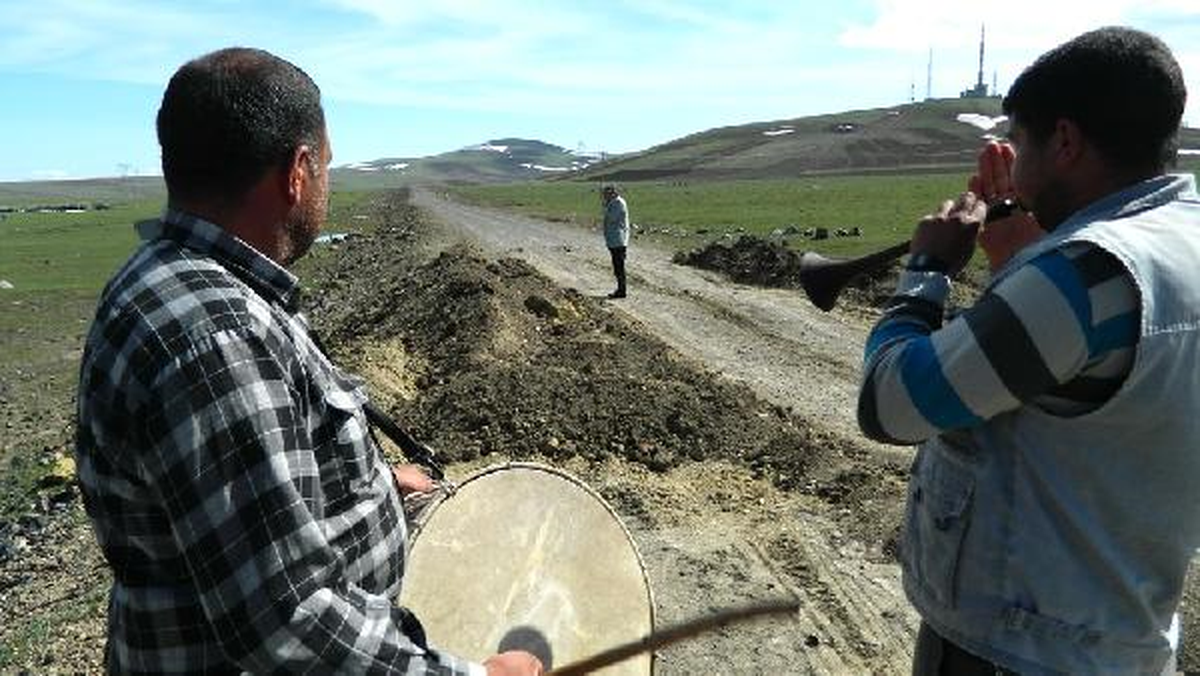 Yolu Kapatamayınca Davul- Zurna Çaldırdı