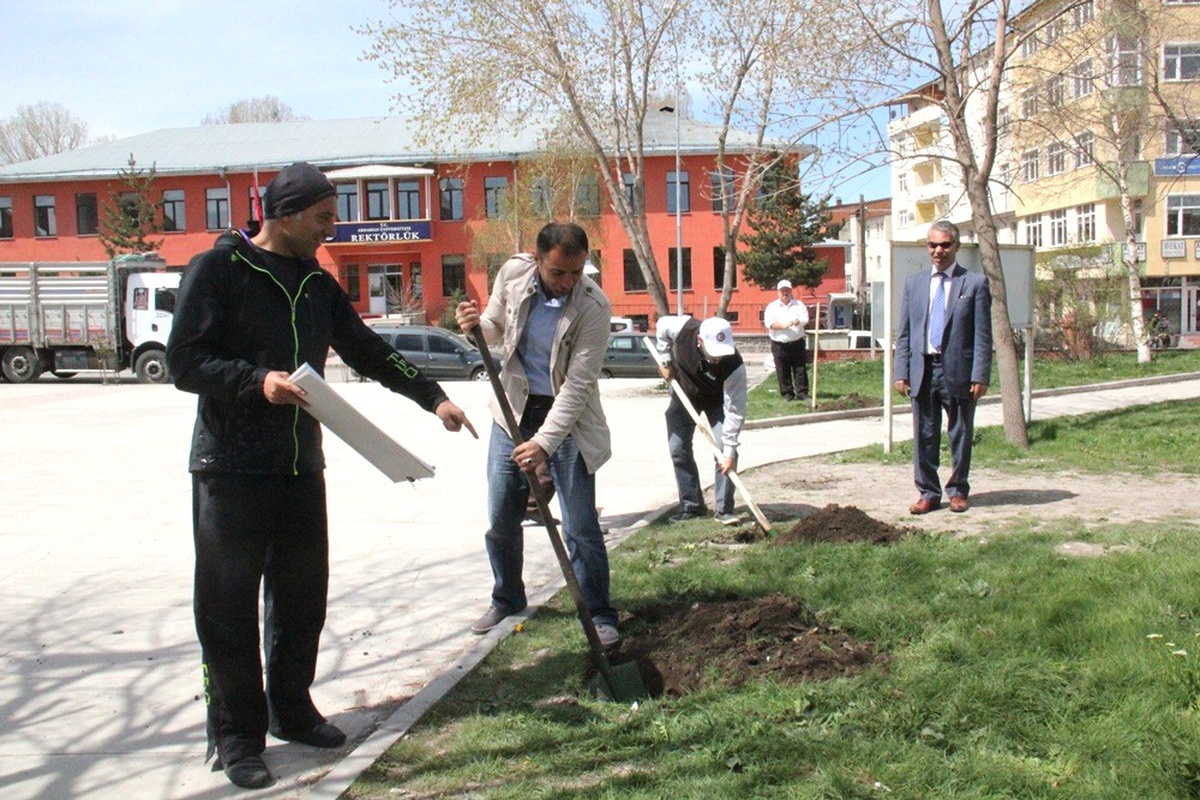 Ardahan Belediyesi Çevre Temizliği ve Fidan Dikim Çalışmalarına Başladı