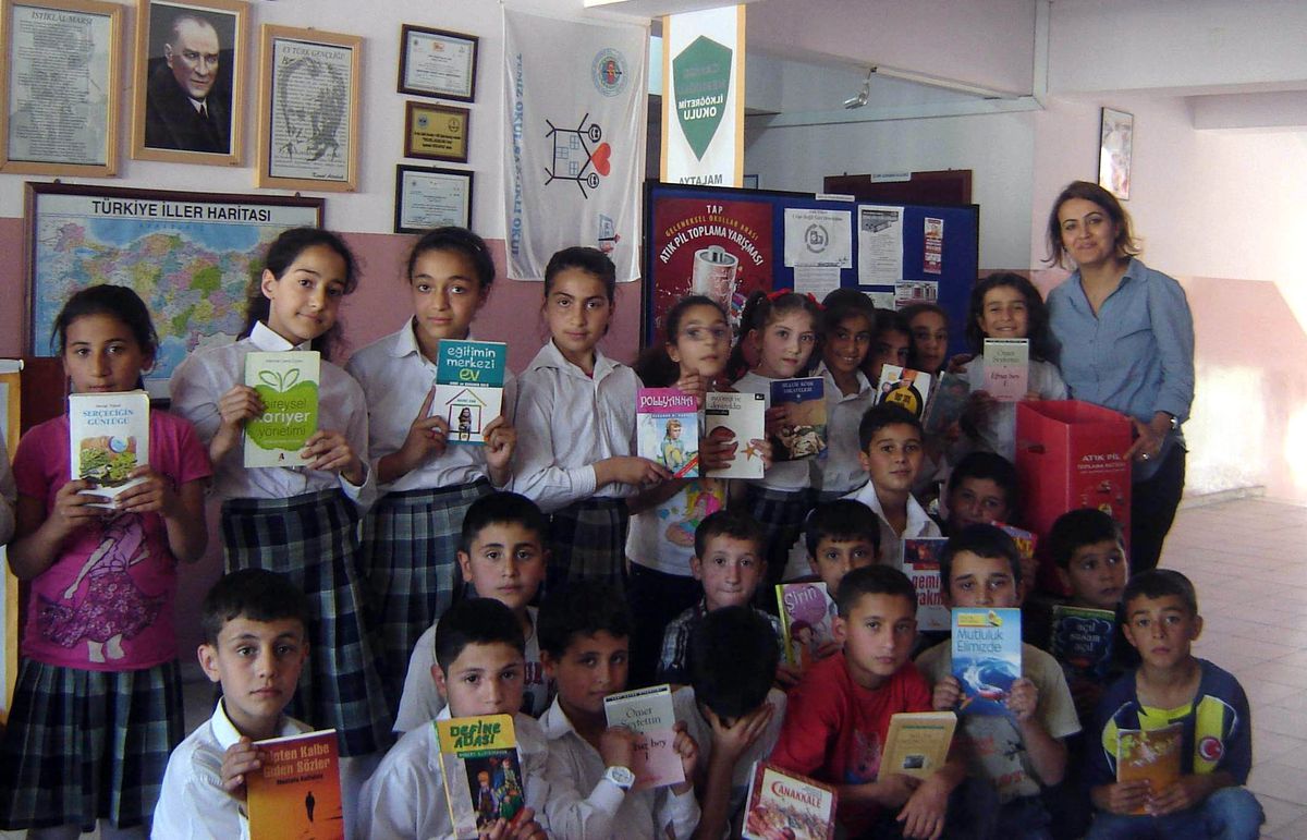 Atık Pil Toplayan Öğrencilere Kitap Hediye Edildi