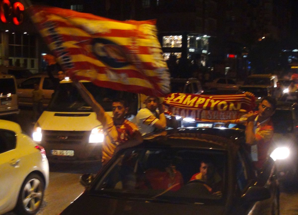 Batman\'da Galatasaray Taraftarlarının Şampiyonluk Sevinci
