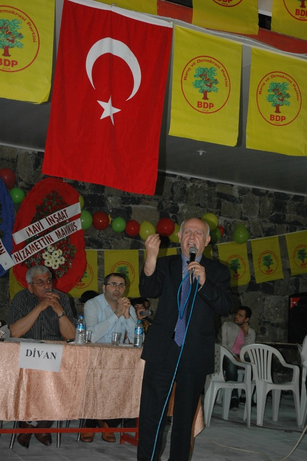 BDP\'li Milletvekili Konuşmasını Türk Bayrağı Altında Yaptı
