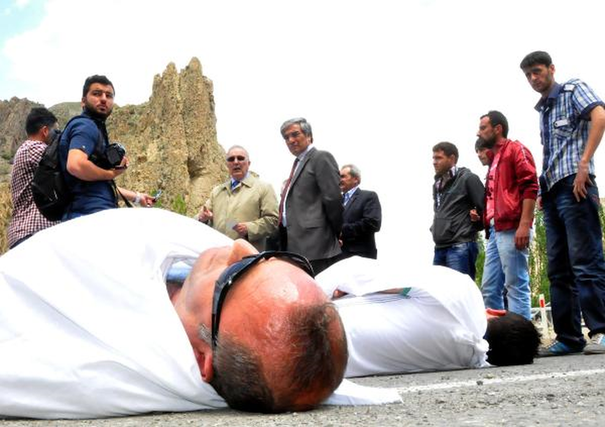 CHP\'li Ensar Öğüt\'ten Kefenli Protesto