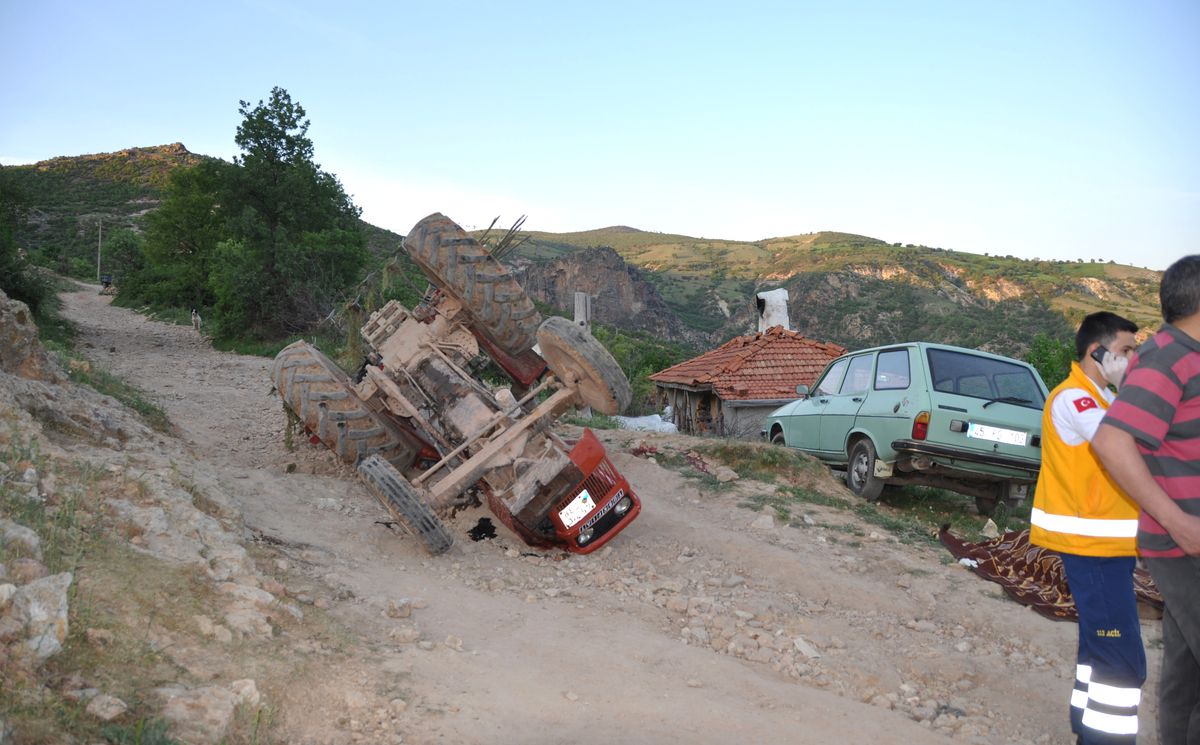 Demirci'de Traktör Kazası: 1 Ölü, 3 Yaralı