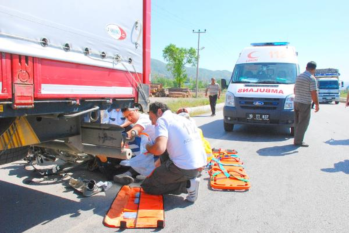 Duran Kamyona Çarpan Motosikletli Yaralandı