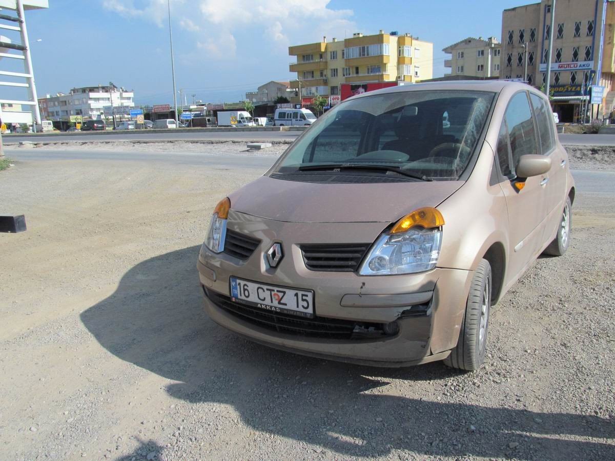 Edremit\'te Motosiklet ile Otomobil Çarpıştı: 1 Yaralı