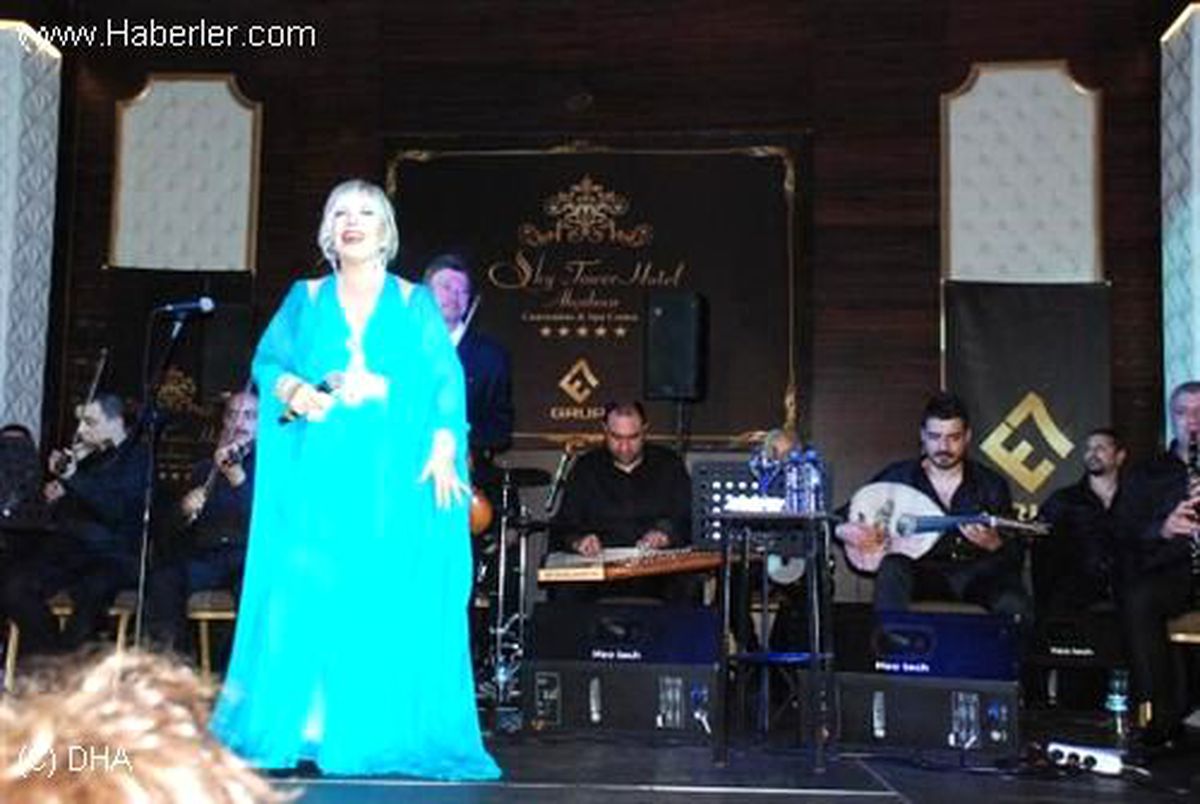 Emel Sayın Akçakoca\'da Konser Verdi