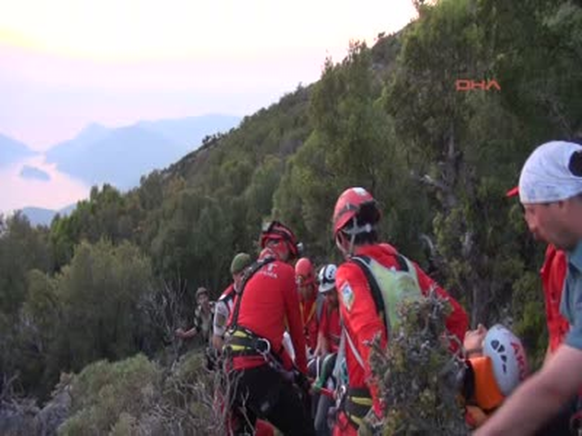 Fethiye ) Fethiye Mucize Kurtuluş, 3 Metrelik Ağaç Ukraynalı Paraşütçünün Hayatını Kurtardı