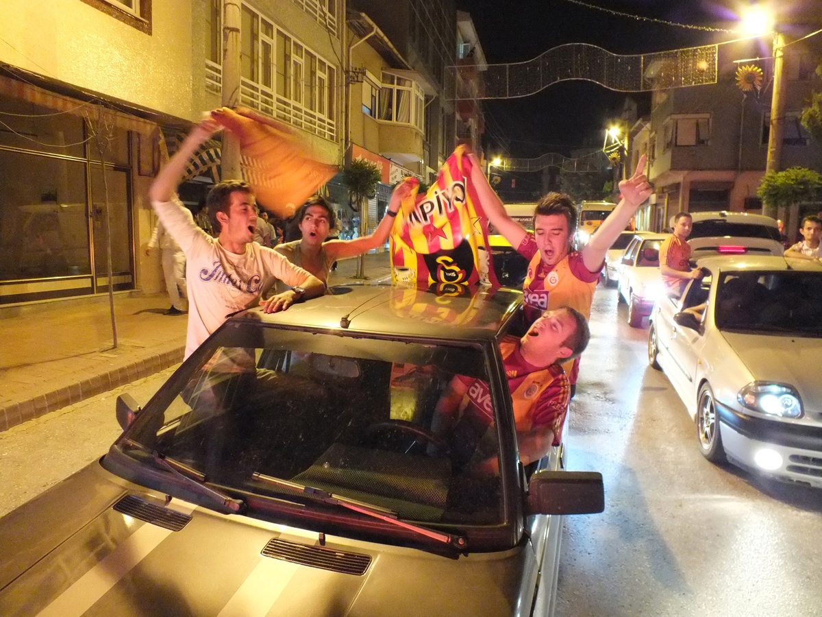 Galatasaray\'ın Şampiyonluğu Coşkuyla Kutlanıyor