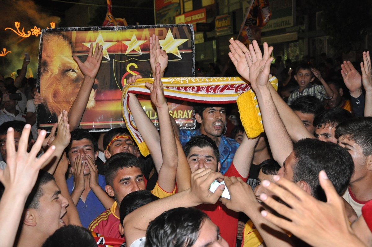Galatasaray\'ın Şampiyonluğu Silopi\'de Davul Zurna Eşliğinde Kutlandı