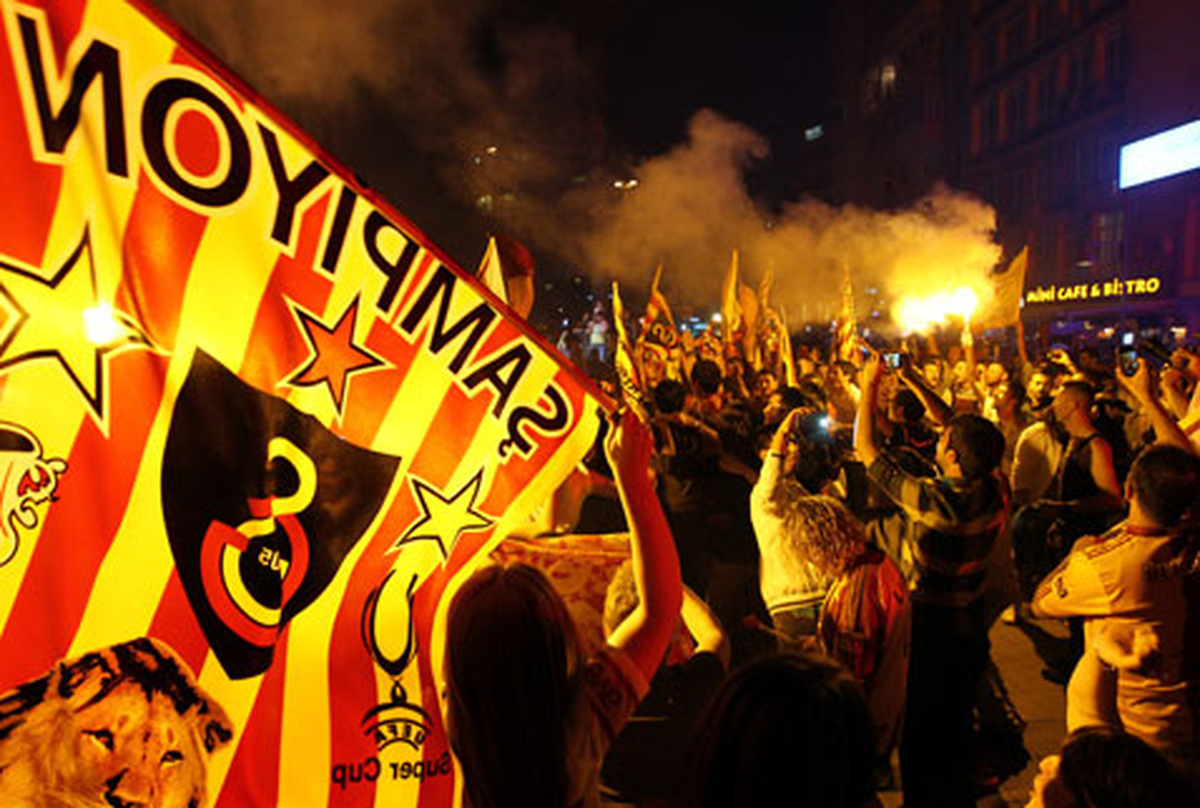 Galatasaray Taraftarları Bakü\'de Coştu