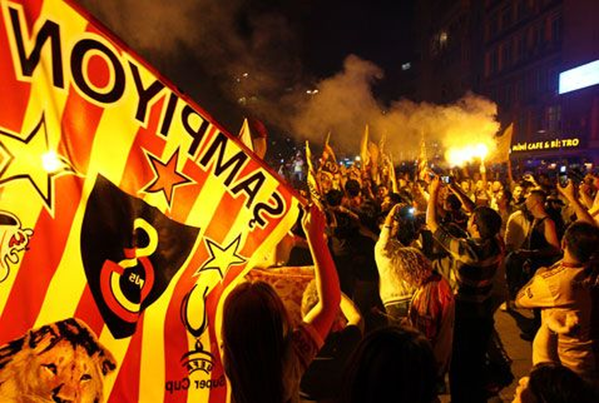 Galatasaraylı Taraftarlar Bakü\'de Coştu