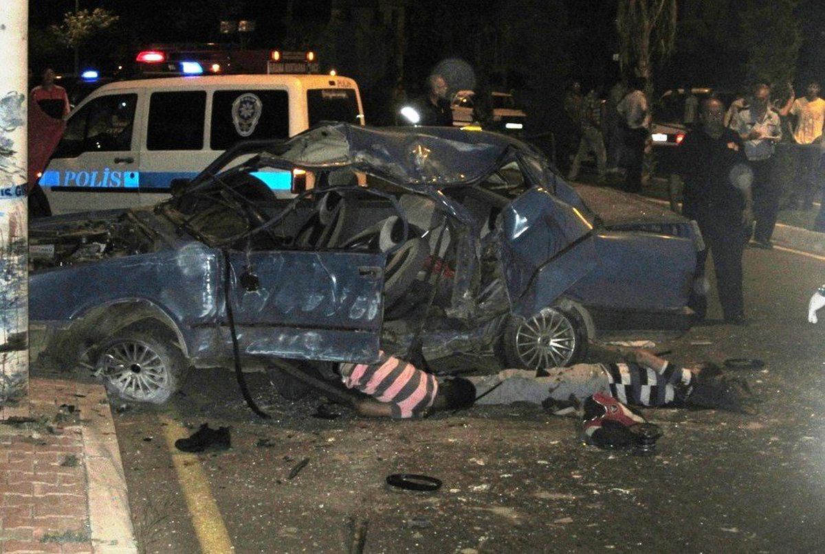 İzmir\'de Trafik Kazası: 2 Ölü, 1 Yaralı