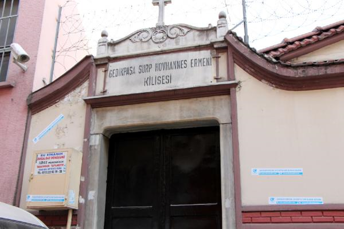 Kilise Önündeki Silah Sesleri Korkuttu