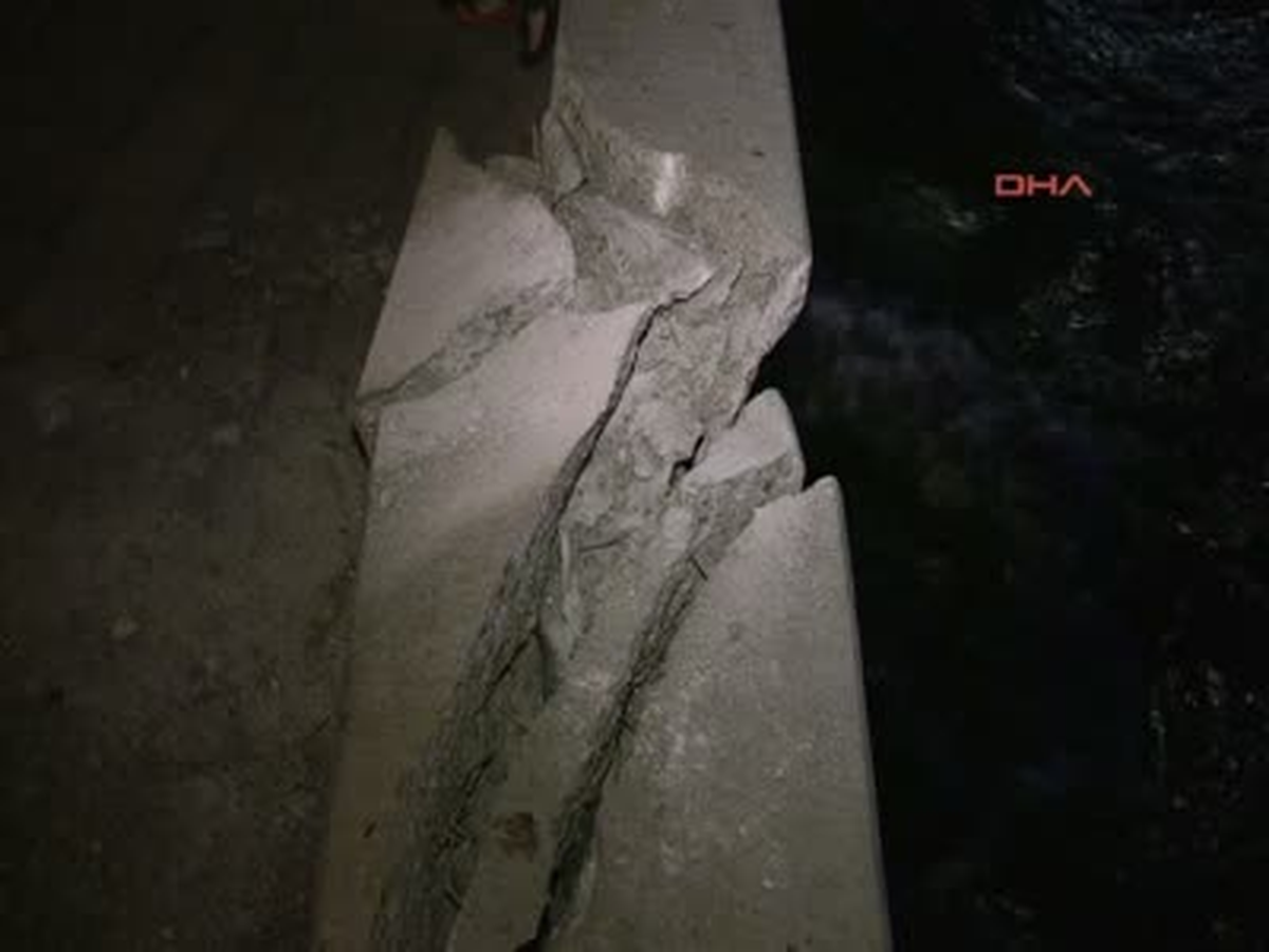 Kıyı Bandına Çarpan Yolcu Vapuru Paniğe Neden Oldu İzmir\'in Konak İlçesi\'nden Hareket Eden Yolcu...