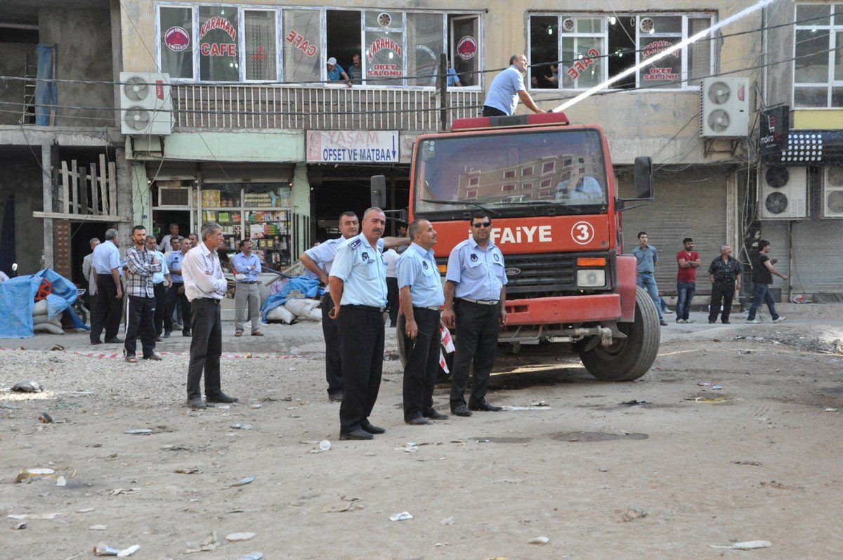 Kızıltepe\'de Riskli Bina Belediye Ekipleri Tarafından Yıkıldı