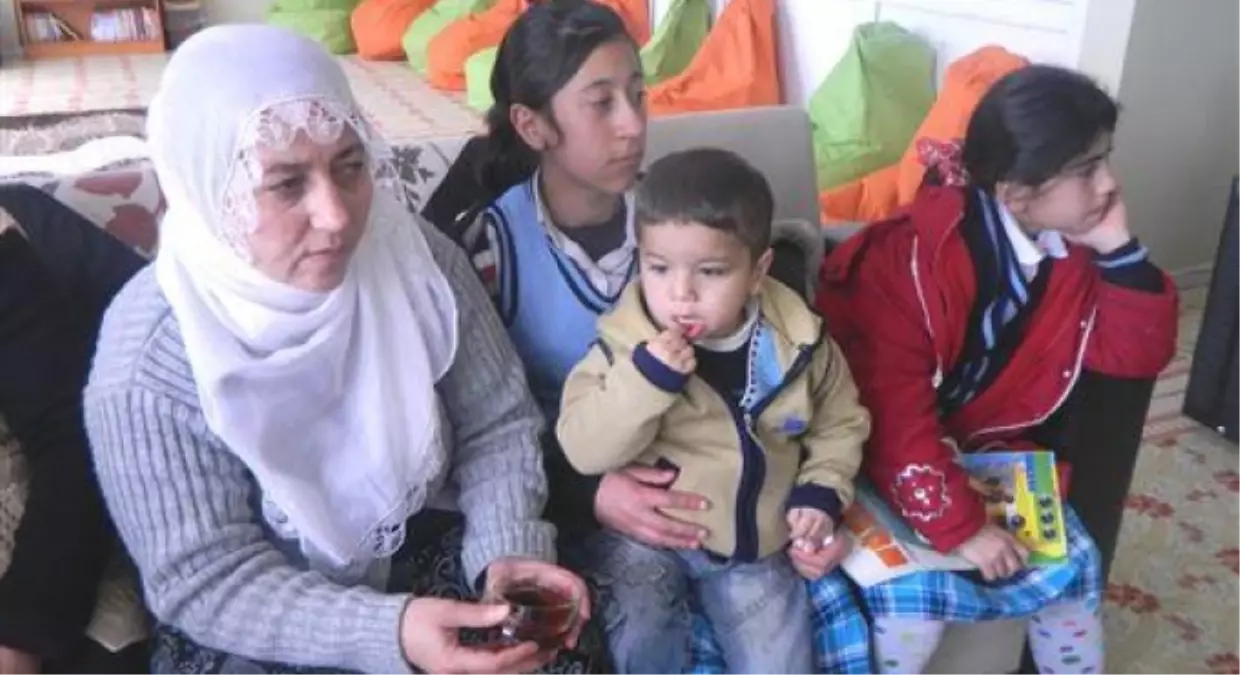 Kızların Okuması İçin Önce Anneleri İkna Ediyorlar