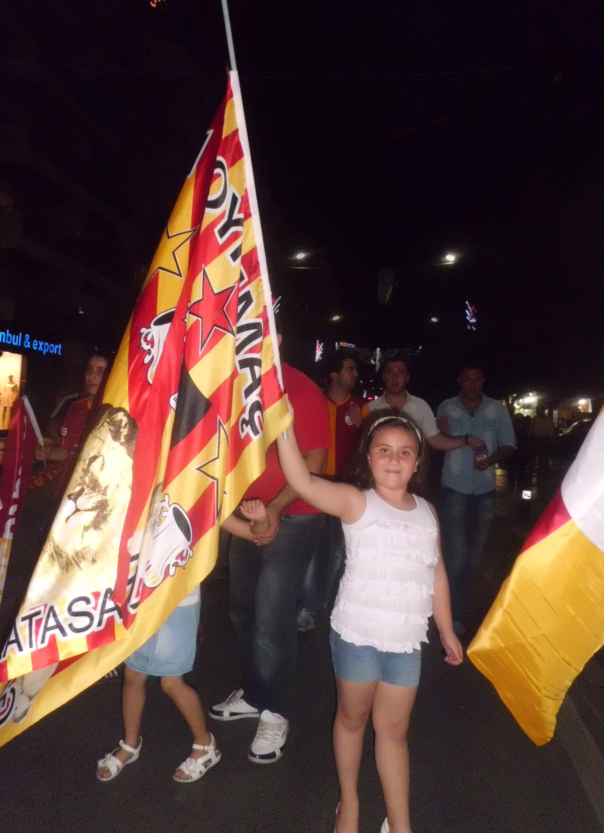 Manisalı Galatasaraylılar Sokağa Döküldü