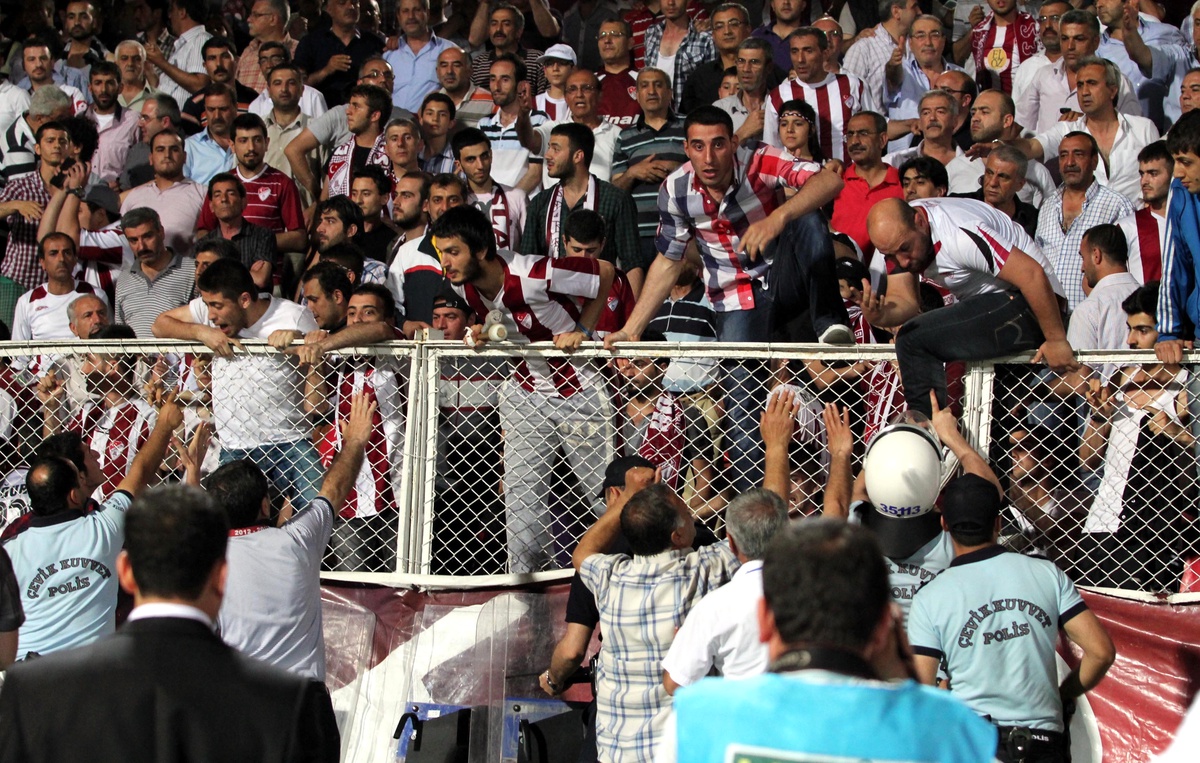 Mersin İdmanyurdu-Elazığspor Maçında Tribünler Karıştı