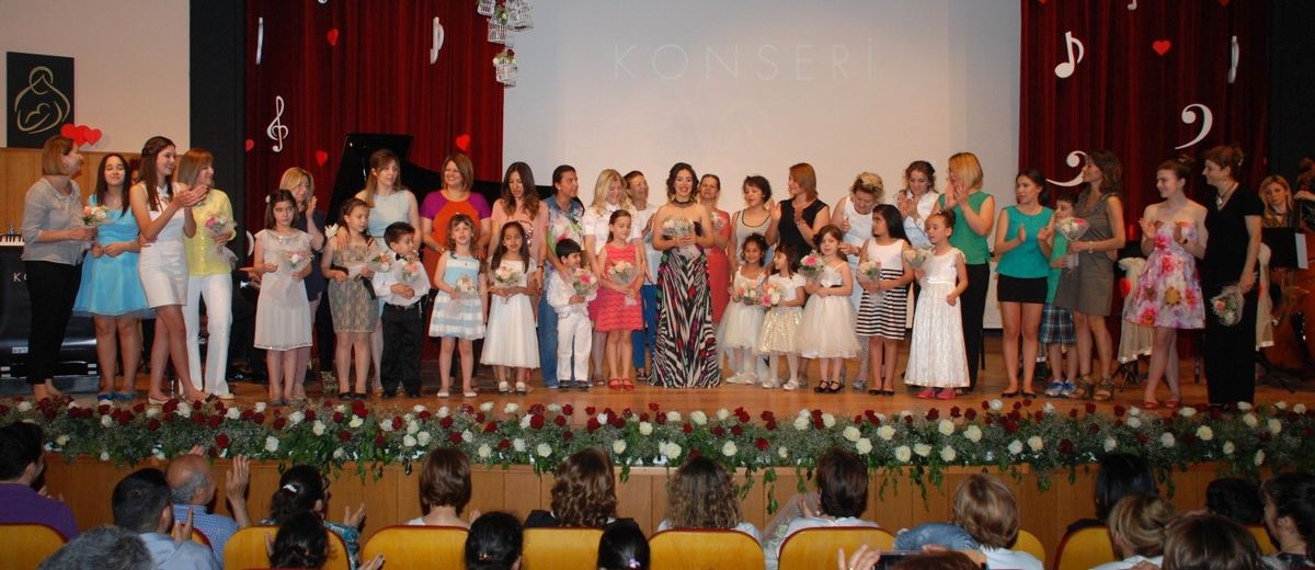Minik Eller Anneler İçin Piyano Çaldı