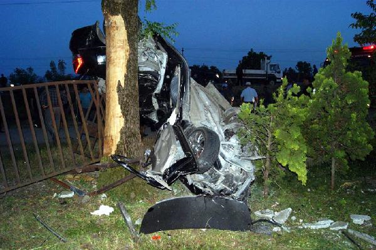 Otomobil Ağaça Çarptı, 10 Yaşındaki Çocuk Öldü Baba Komada