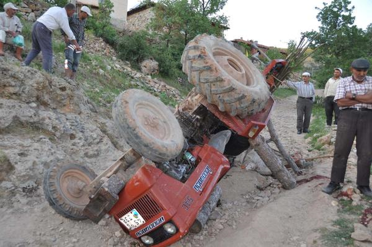 Traktör Devrildi: 1 Ölü, 3 Yaralı
