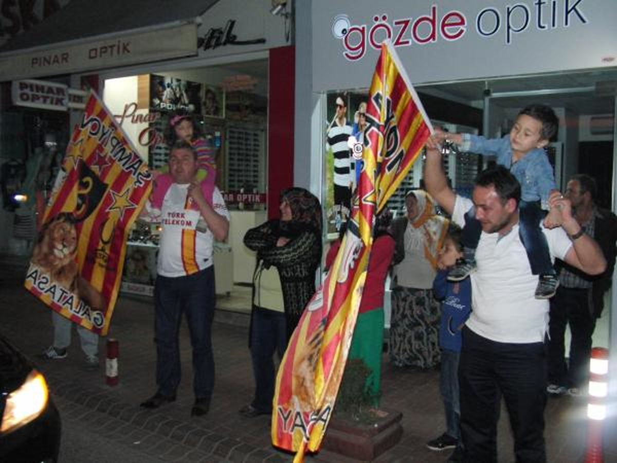 Galatasaraylı Taraftarlar Şampiyonluğu Kutladı