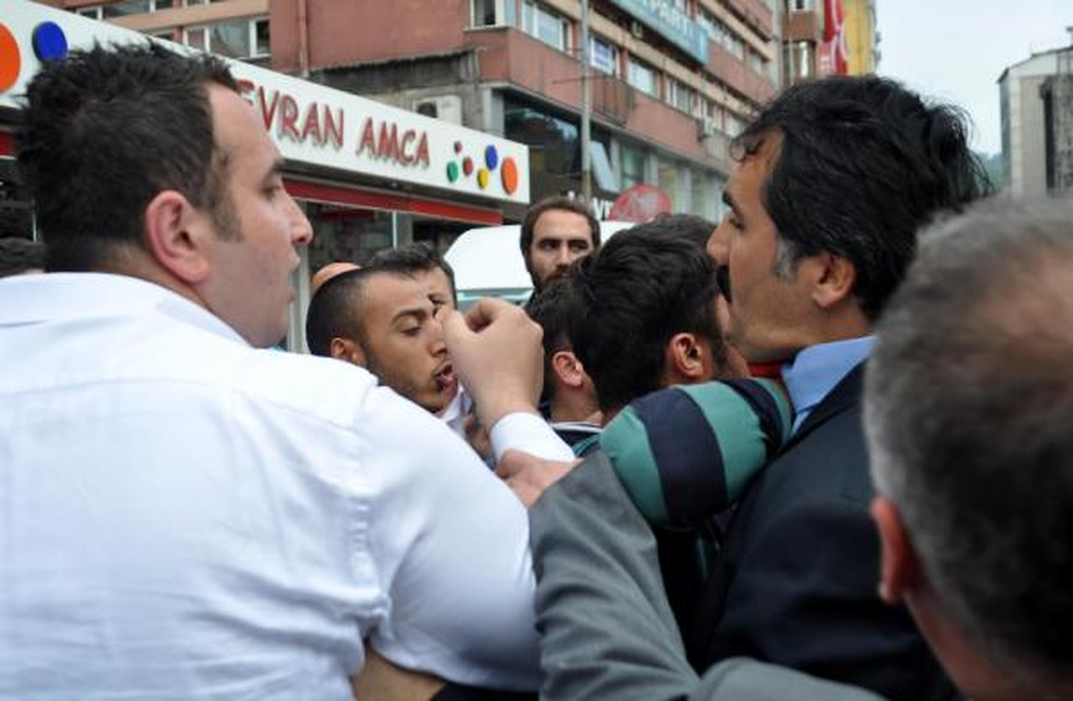 Deniz Gezmiş\'i Anma Yürüyüşünde CHP Bayrağı Krizi