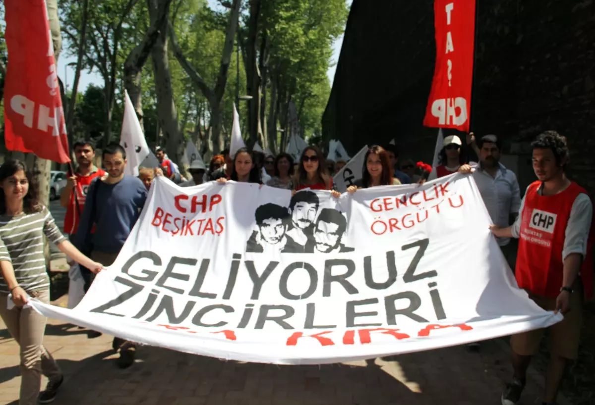 Deniz Gezmiş ve Arkadaşları Karanfillerle Anıldı