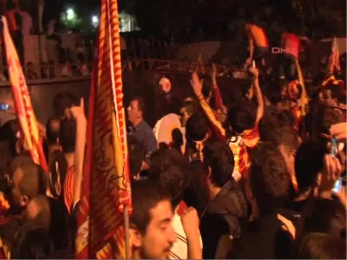 Florya\'da Taraftar Kapıları Kırıp Tesislere Girdi