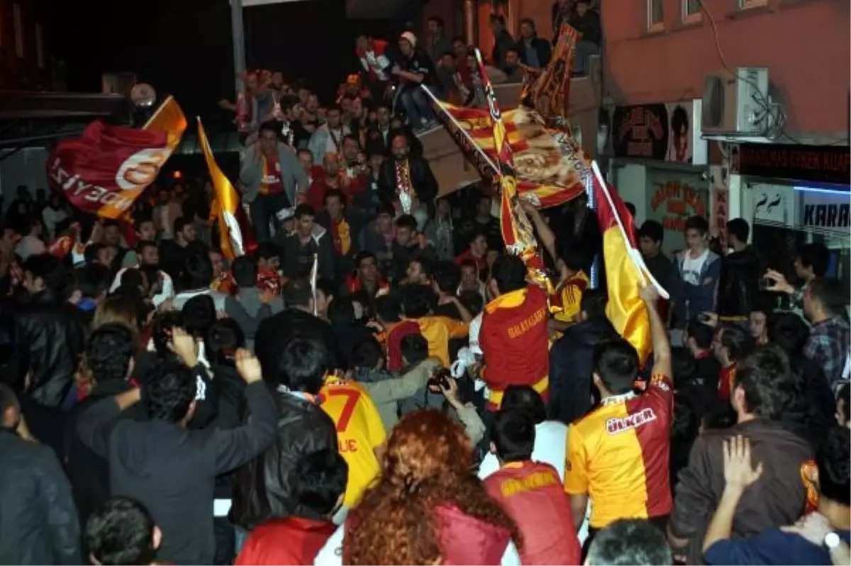 Galatasaray Şampiyonluğunu İlan Etti, Zonguldak\'ta Caddeler Karıştı