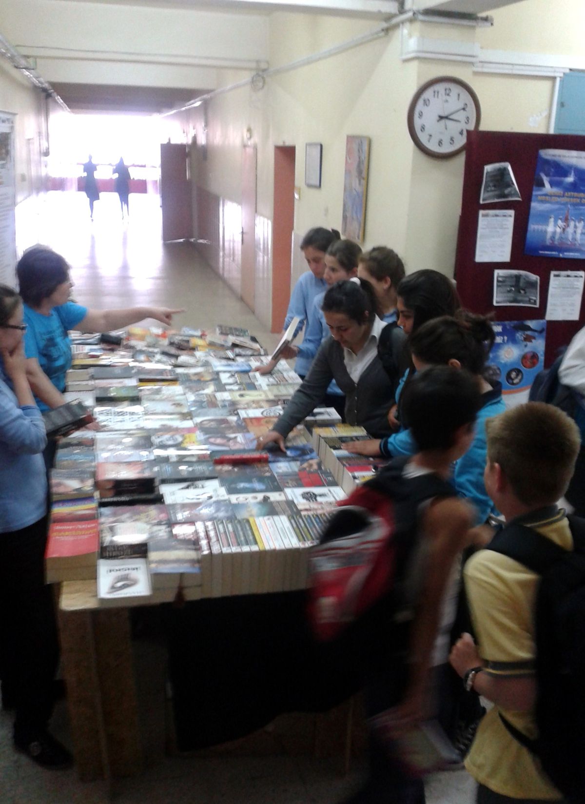 Gediz Anadolu Lisesi\'nde Kitap Sergisi