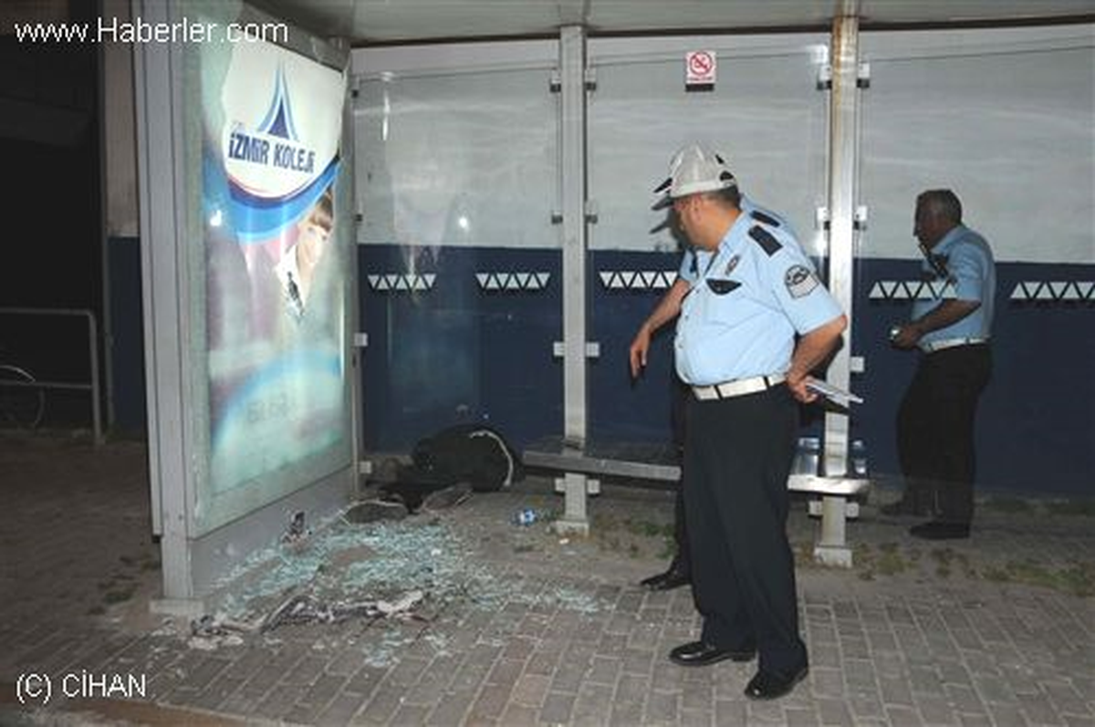 İzmir\'de Motosiklet Kazası: 1 Ölü, 1 Yaralı