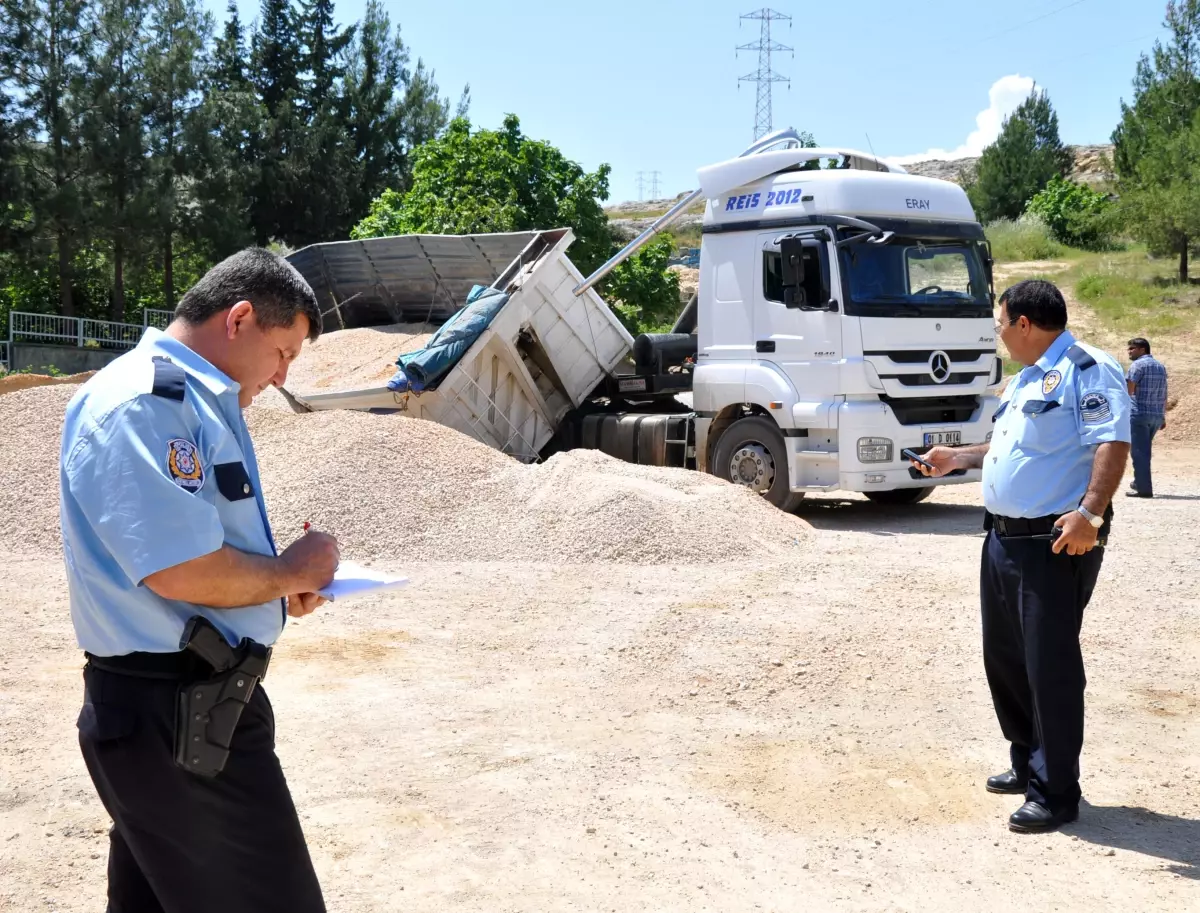 Mıcır Yüklü Tır Yan Yattı, Sürücüsü Yaralandı