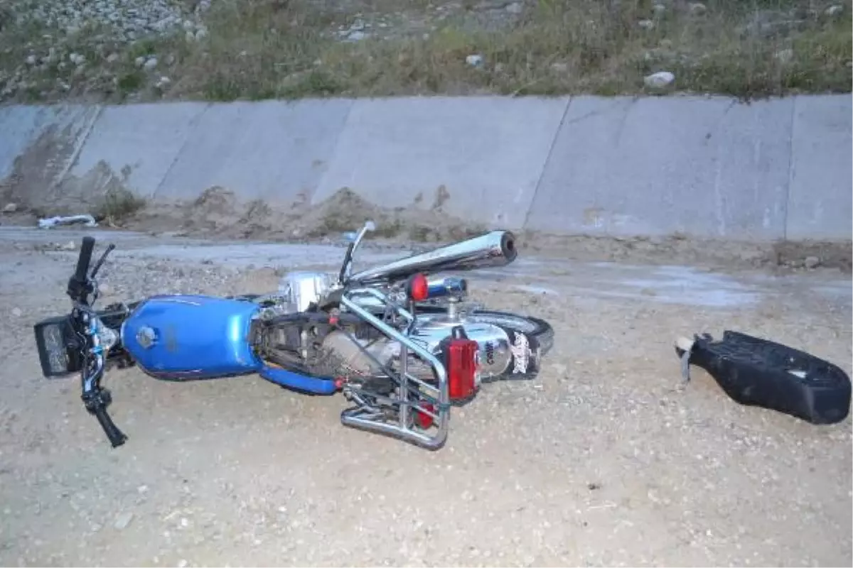 Motosiklet Minibüse Çarptı: 1 Ölü, 1 Yaralı