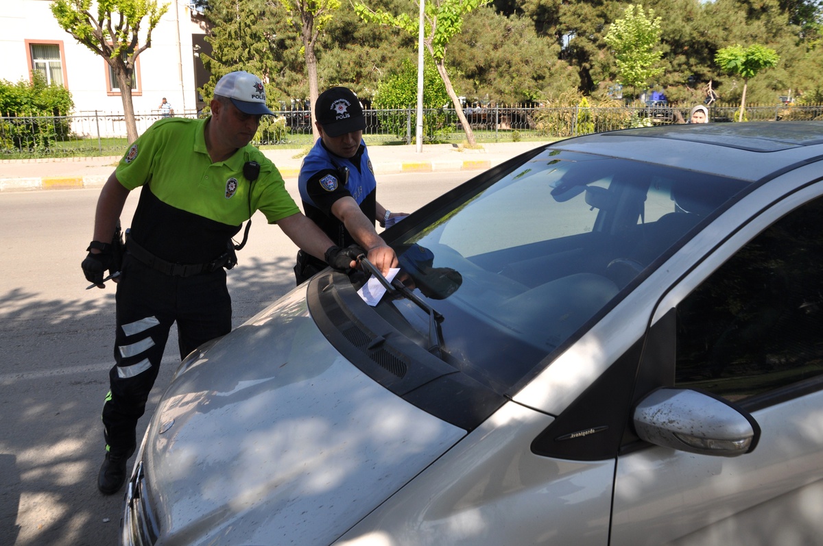 Polisten Araçlardaki Hırsızlığa Karşı Broşürlü Uyarı