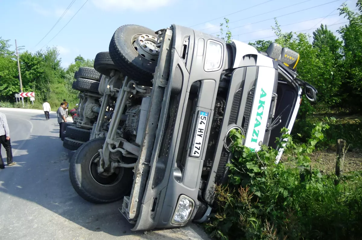 Sakarya\'da Beton Mikseri Takla Attı: 1 Yaralı